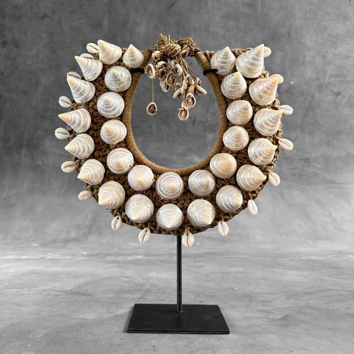 Ozdobny ornament (1) - NO RESERVE PRICE - SN13 - Decorative Shell Necklace on a custom stand - Shells, Natural Fibres - Indonezja
