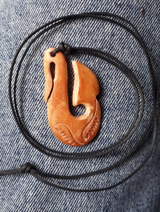 Collier - 1 pendentif porte-bonheur Hei Matau - Os de mouton, Maori - Nouvelle-Zélande  (Sans Prix de Réserve)
