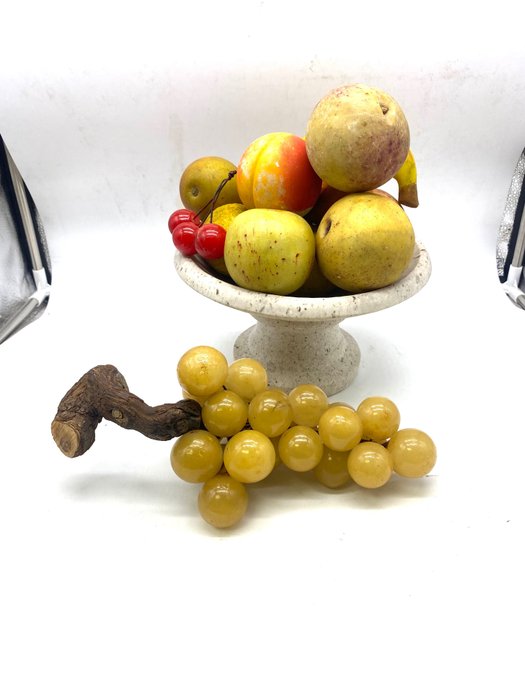 Centro de mesa (17)  - centro de mesa/soporte de mármol con fruta de 16 piezas (incluido un magnífico racimo de uvas)
