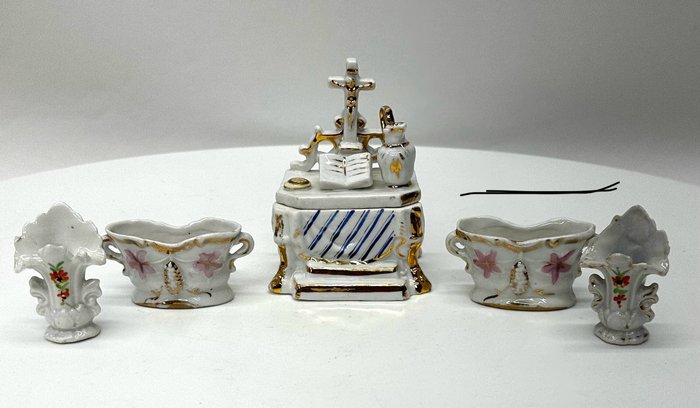 Vieux Bruxelles - Figurine - Zeldzaam antiek altaar doosje en vaasjes -  (5) - Porcelain