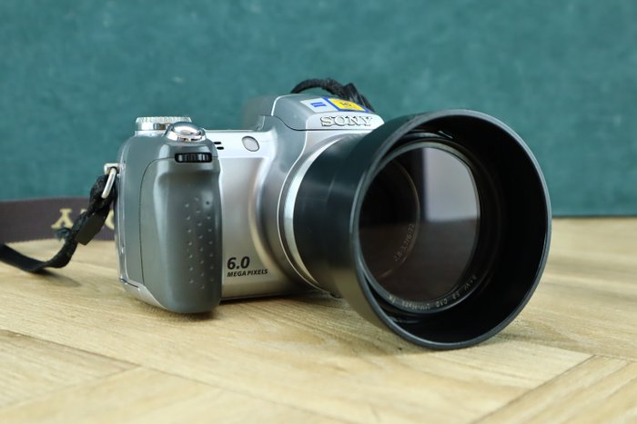 Sony SteadyShot DSC-H2 | Carl Zeiss Vario-Tessar 2,8-3,7/6-72 Digital hybrid camera