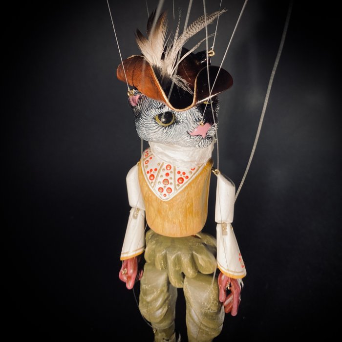 Skulptur, Puss in Boots - 26 cm - Modelliermasse, Holz, Messing, Federn, Acrylfarbe, Papier