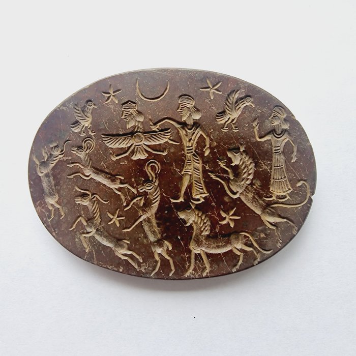 Brauner Jaspis Siegel-Talisman m. Szene mit königlichem Paar und Tieren - 75.5 mm