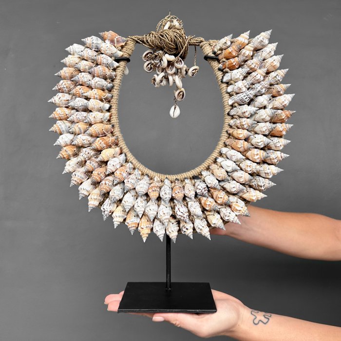Dekoratív dísz (1) - -NO RESERVE PRICE - SN8 - Decorative Shell Necklace on custom stand Kagylók és természetes szálak - Indonézia
