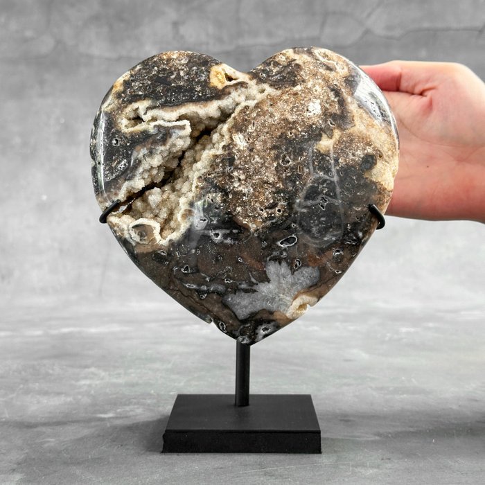 KEIN MINDESTPREIS – Atemberaubende Herzform aus schwarzem Kristallgestein auf einem maßgefertigten Herz - Höhe: 19 cm - Breite: 14 cm- 2000 g