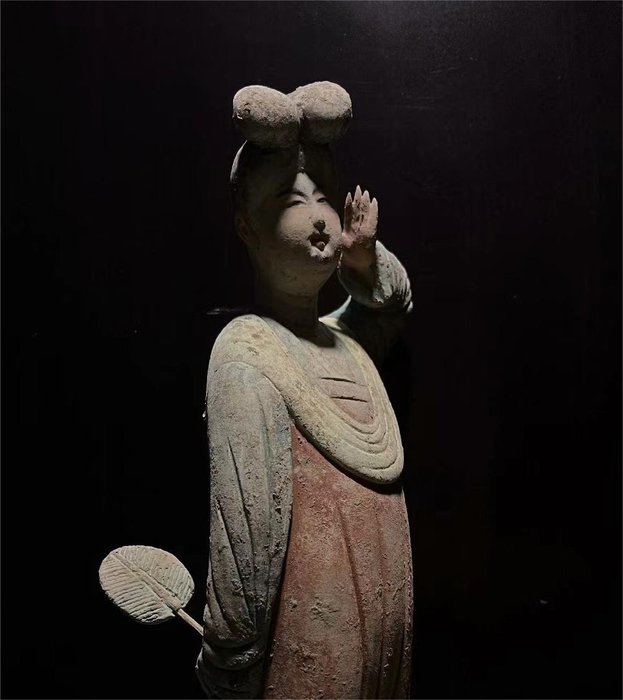 中國 - 手持扇子的女僕 - 唐代 - 陶女僕 - 25 cm