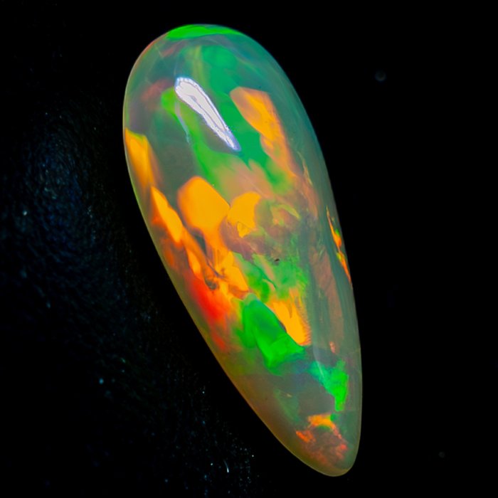 Cabochon naturale con opale Welo trasparente AAA+++ 4.085 carati- 0.82 g