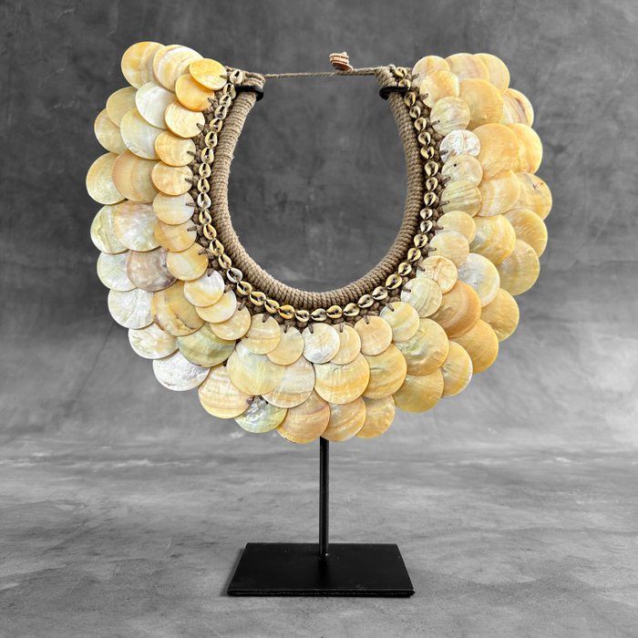 Decoratief ornament - NO RESERVE PRICE - SN19 - Decorative Shell necklace on custom stand - Gele schelp, Nassaschelp en natuurlijke vezels - Indonesië