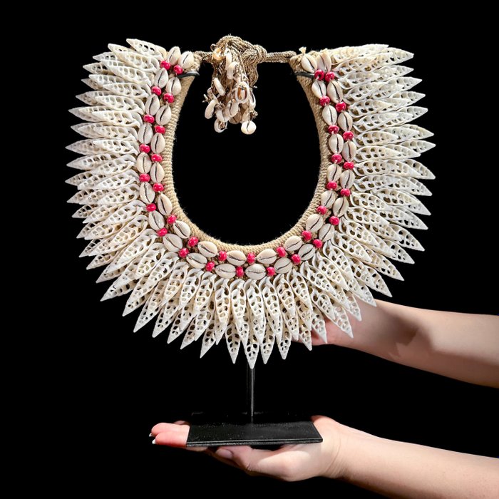 Ozdobny ornament - - NO RESERVE PRICE - SN12 - Decorative Shell Necklace on custom stand - - Indonezja 