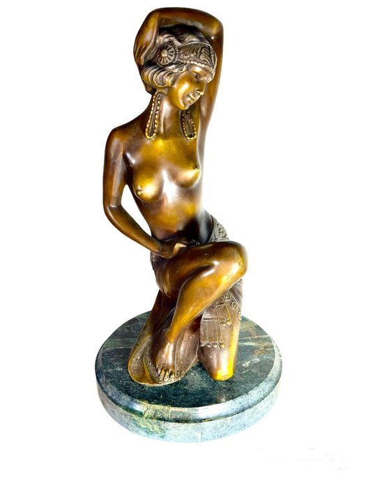 D’apres Paul Ponsart (1882-1915) - Buste, Jeune femme accroupie - 37 cm - Brons