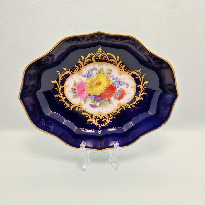 Meissen - Astia - Ovale Prunkschale 15,3x11,9x3,4 cm kobaltblauer Fond mit Blumenbouquet und reicher Goldstaffage - Posliini