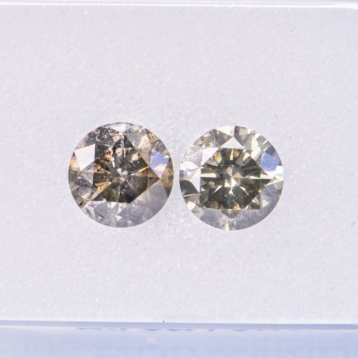 2 pcs Diamant - 1.04 ct - Rund - L.Gray Yellow - N.Fancy Yellowish Gray - I1 - I2 EX/VG  **No Reserve Price**