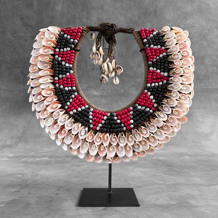 Zierornament (1) - NO RESERVE PRICE - SN2 - Decorative Shell Necklace on a Custom Stand - Schneiden Sie rosafarbene Muscheln und Perlen, die auf Naturfasern gewebt sind - Indonesien
