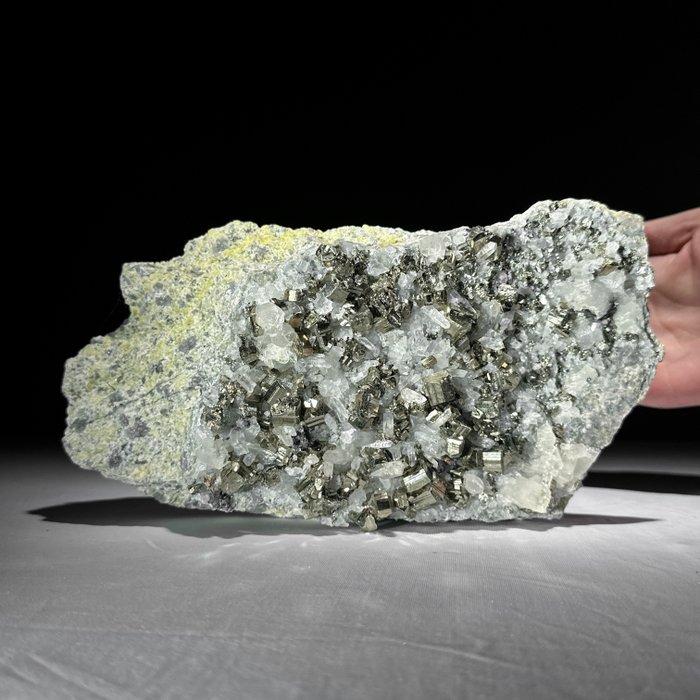 Εκπληκτικό σύμπλεγμα πυρίτη σε μήτρα κρυστάλλων χαλαζία - Κυβικός πυρίτης - Ύψος: 11 cm - Πλάτος: 21 cm- 2600 g