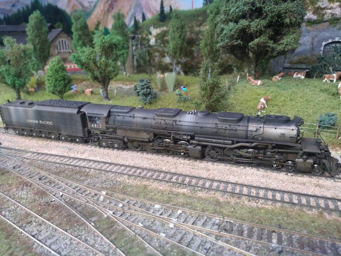 Trix H0 - 22593 - Dampflokomotive mit Tender (1) - Serie 4000 „Big Boy“, patiniertes Modell - Union Pacific Railroad