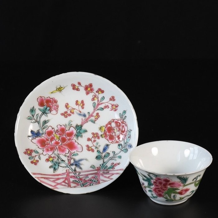 Taza y platillo - Tasse et sous-tasse aux émaux de la Famille Rose à décor de pivoines - Porcelana