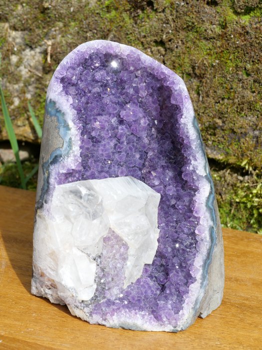 Amethyst Geode mit Calzit - Höhe: 127 mm - Breite: 100 mm- 1470 g - (1)