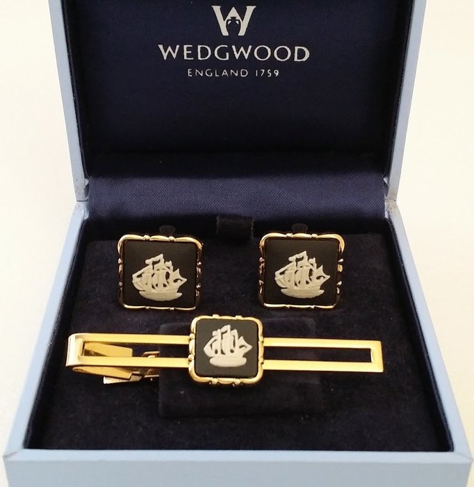 Wedgwood - 18 Kt. Vergoldete Segelboot-Krawattenklammer & - Manschettenknöpfe