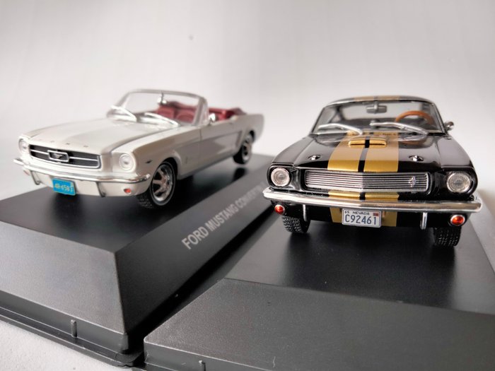 Mustang Collection, IXO 1:43 - 2 - Voiture de sport miniature - Ford Mustang Convertible (1964 1/2) + Shelby GT350H (1966)