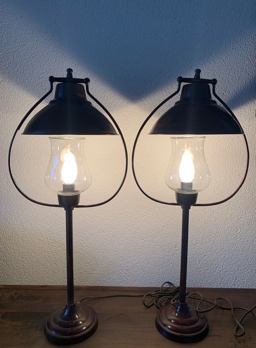 Lampada da tavolo (2) - Due lampade in metallo mogano modello di nave con paralume - Metallo, bicchiere