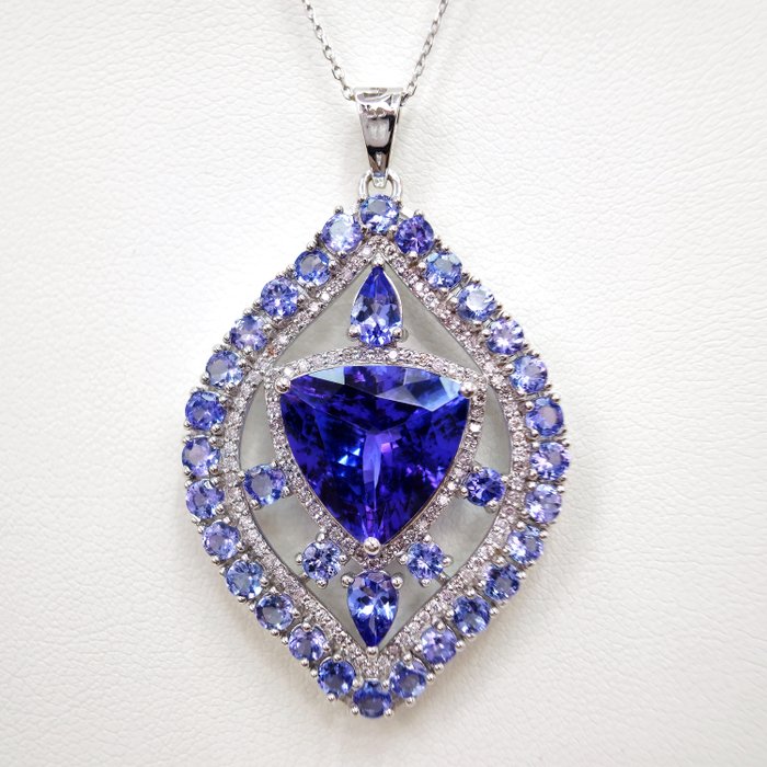 15.74 ct Blue Tanzanite & 0.66 Fancy Pink Diamond Pendant Necklace - 10.49 gr - 吊坠项链 - 14K包金 白金 坦桑石 - 钻石