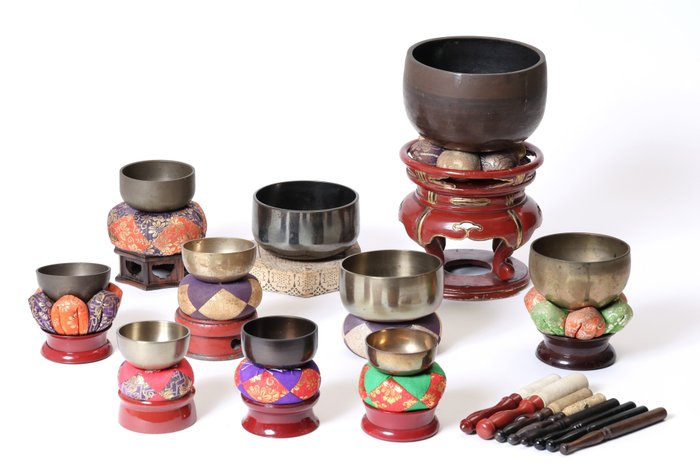 Buddhistische Objekte - Sammlung buddhistischer Ritualglocken – 10 Glocken mit 9 Kissen und 8 Glocken - Metall - 20. Jahrhundert