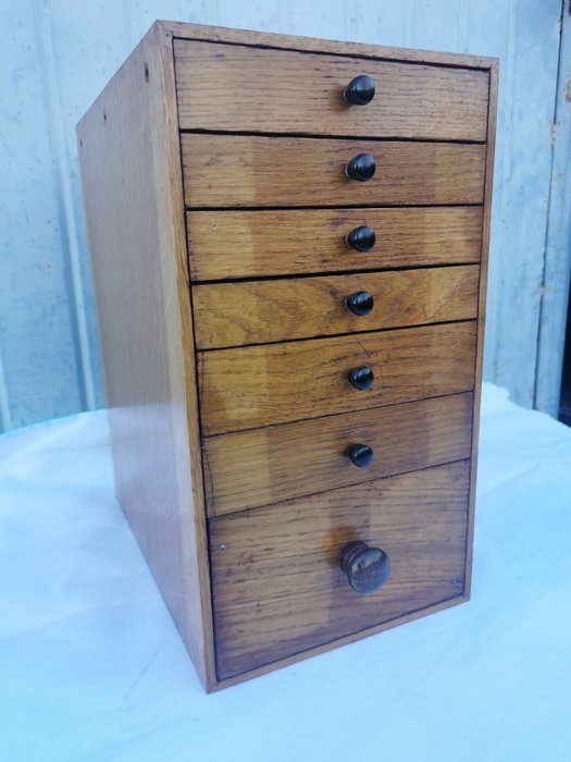 Old watchmaker's chest of drawers complete with hundreds of parts - Uhren-/Uhrmacherwerkzeug