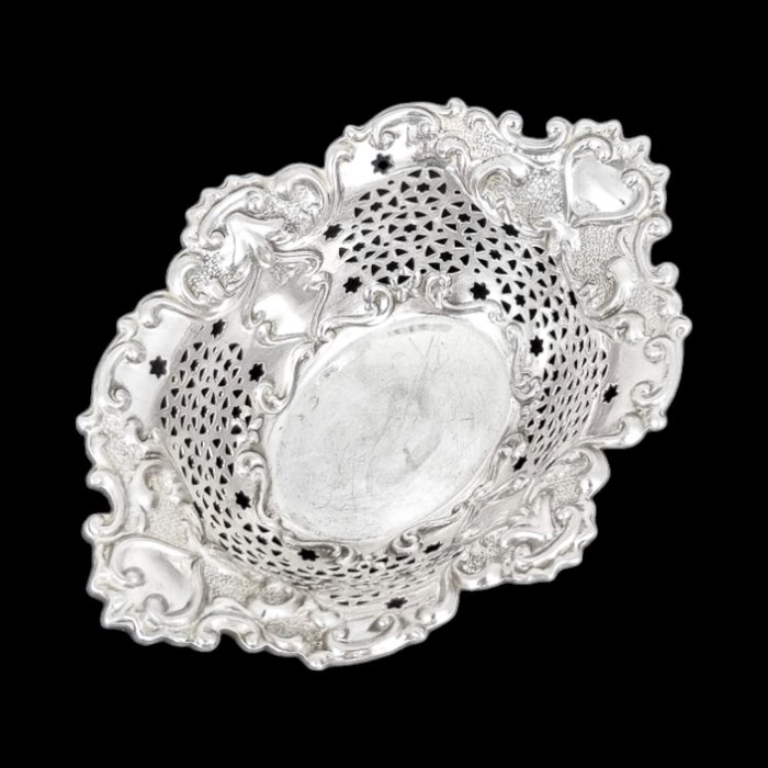 William Aitken (1906) Sterling silver oval bonbon trinket dish with embossed scrolls and pierced star design - 糖果篮 (1) - .925 银