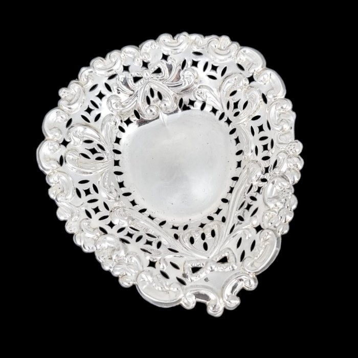 A & J Zimmerman (Arthur & John Zimmerman) (1903) Sterling silver heart-shaped trinket dish embossed with scrolls and bows - Panier à bonbons (1) - Argent, Argent 925