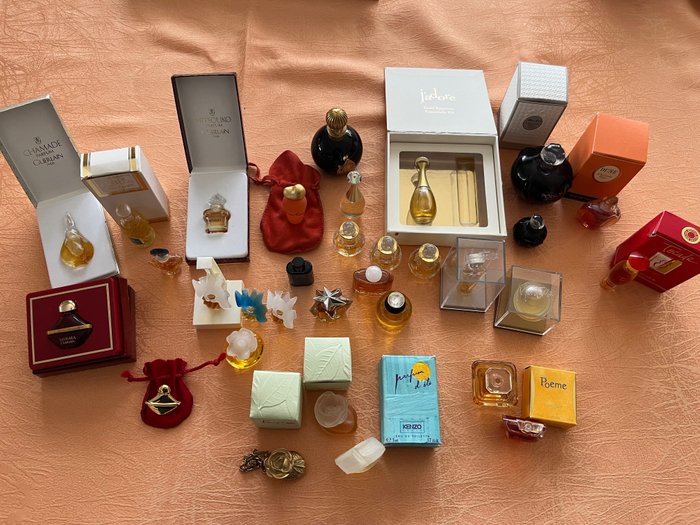 Kolekcja markowych gadżetów - 33x Miniatury Perfum