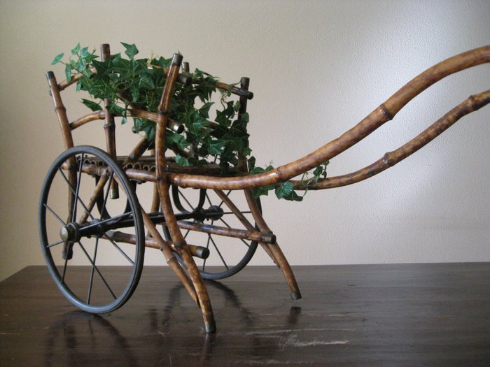 手推车 - 古董殖民时期竹人力车、带锻铁轮和铜配件的植物手推车、运输