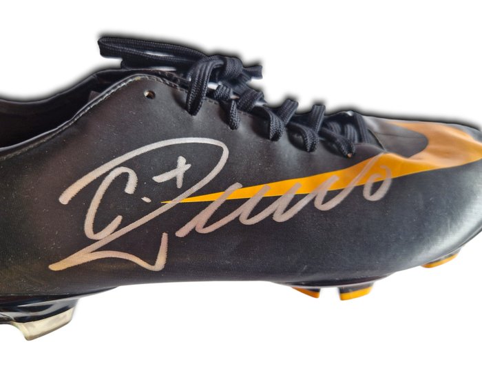 Cristiano Ronaldo - Pantof de fotbal semnat manual 