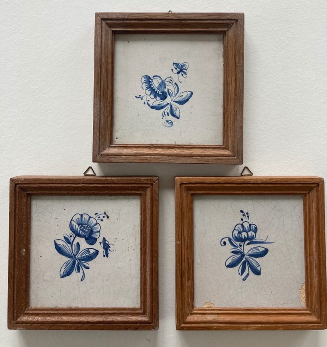 Carreau - Carreaux bleus de Delft avec fleurs et insectes frisons - 1700-1750 