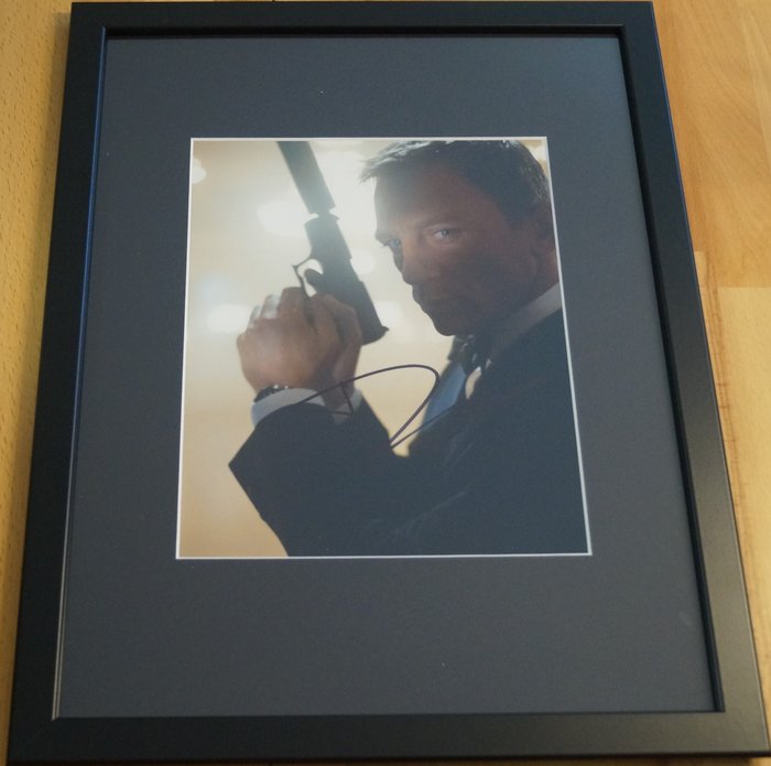 James Bond - Daniel Craig as 007 with frame - autograph, photo, signed with Certified Genuine b´bc holographic COA