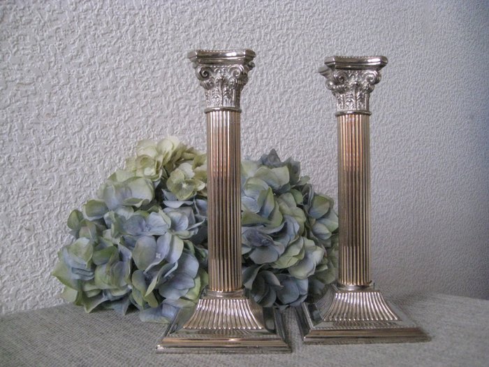 Candeliere - (2) - Due candelieri da tavolo stile impero placcati in argento,