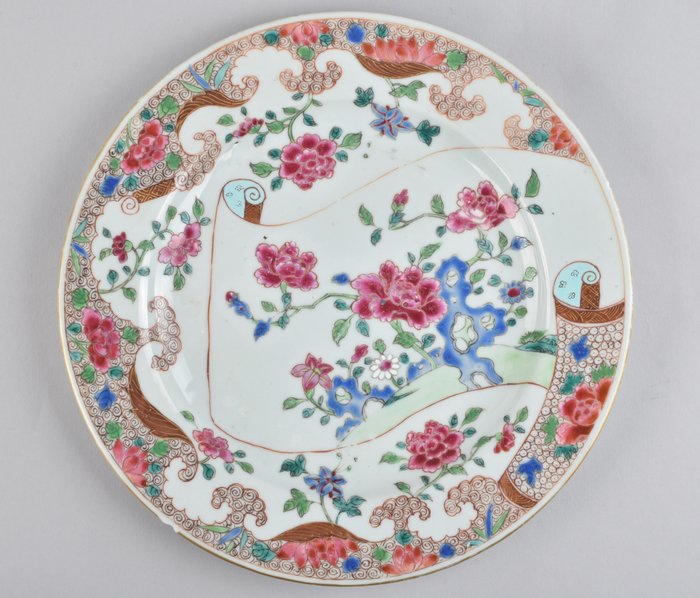 Plato - decorated in the famille rose palette with a scroll - Porcelana