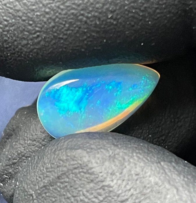Opal 1,85 cts Cabochon Drop- 0.37 g