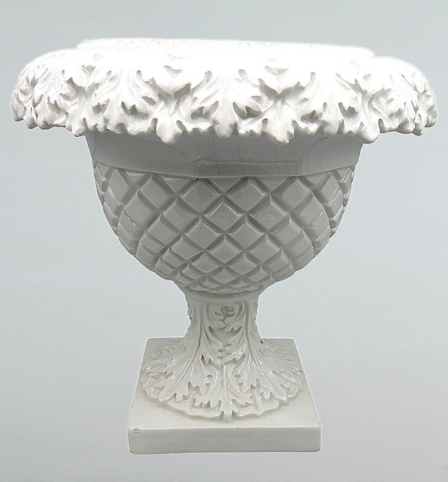 Pot de fleurs - Porcelaine biscuit - Corps à motifs géométriques, losanges, avec points et éléments végétaux en