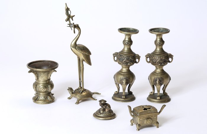 Przedmioty buddyjskie - Zestaw ołtarza buddyjskiego: świeczniki, kadzielnica, wazon i ozdobna pokrywka – 6 sztuk z - Metal - XX wiek