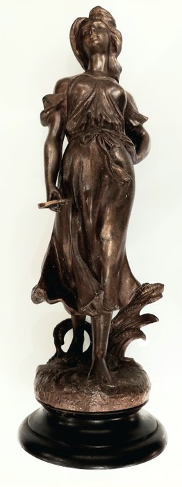 Fabrication Francaise - Depois do modelo de Auguste Moreau (1834-1917) - 雕塑, figura feminina - 43 cm - 粗锌, 锑