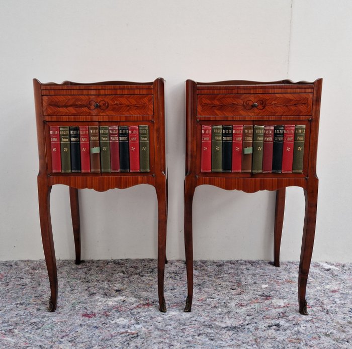 Table de Chevet in Marquetry - Faux Boekenreeks - 床頭櫃 (2) - 拿破崙二世風格 - 桃花心木, 緞木, 青銅色, 玫瑰林