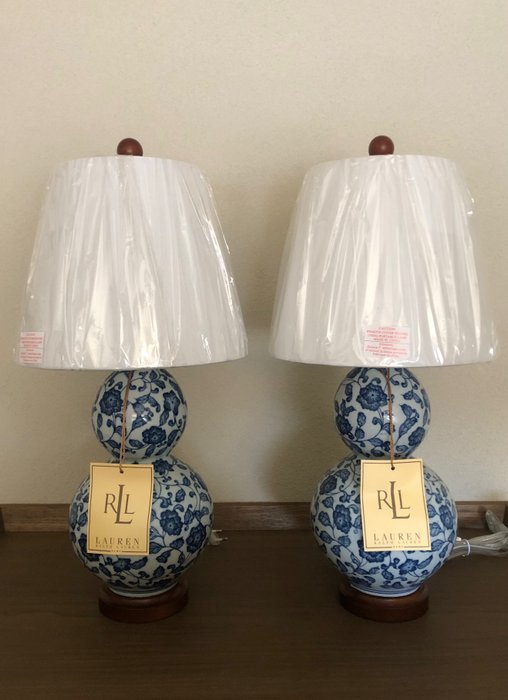 Ralph Lauren - Candeeiro de mesa (2) - Lâmpadas de cerâmica e madeira com design floral azul e branco da Ralph Lauren Home - Cerâmica
