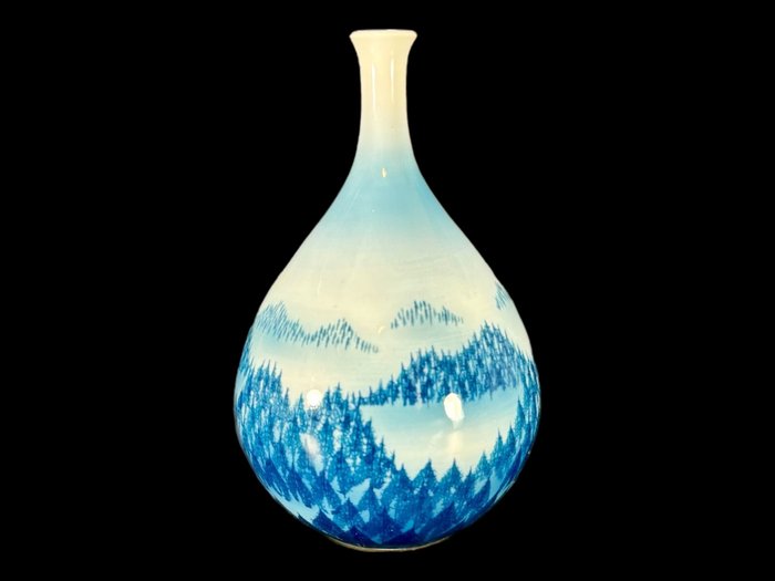 藤井朱明 Shumei Fujii „reggeli” hegyi táj motívumváza – a nyugalmat tükröző remekmű - Porcelán - Shumei Fujii 藤井朱明 - Japán - Shōwa period (1926-1989)