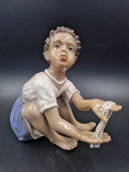 Dahl Jensen Porcelain Company - Dahl Jensen - Figurine - "Pearl Seller" #1353 - Porcelaine