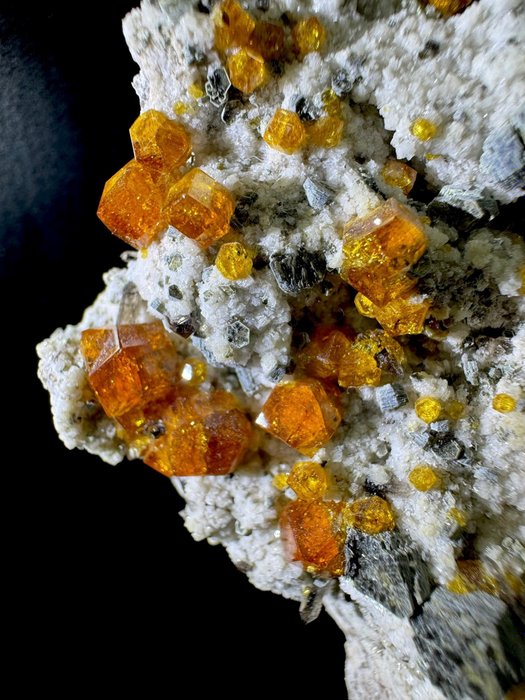 Spessartin-Teller mit geräucherten Spitzen von wirklich hervorragender Qualität Mineraliensammlung - Höhe: 10.5 cm - Breite: 6 cm- 330 g - (1)