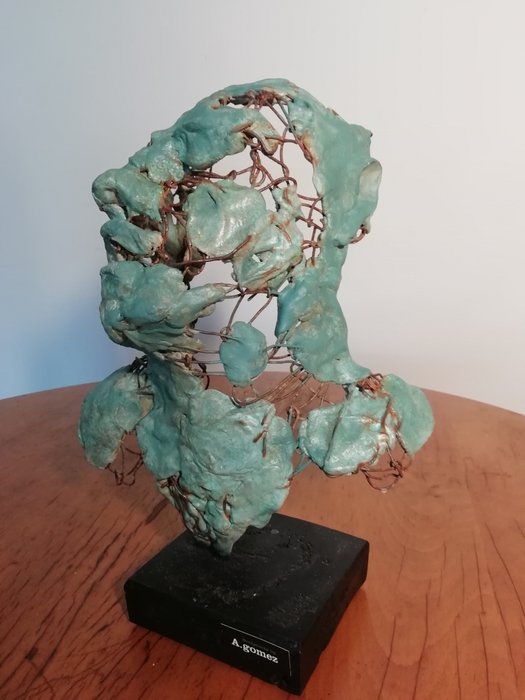 Andrés Gómez - 雕刻, Ideas - 33 cm - 鐵、模型樹脂和氧化黃銅 - 2023