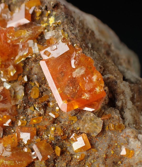 Oransje Wulfenitt Krystaller i indlejring - Høyde: 70 mm - Bredde: 60 mm- 201 g