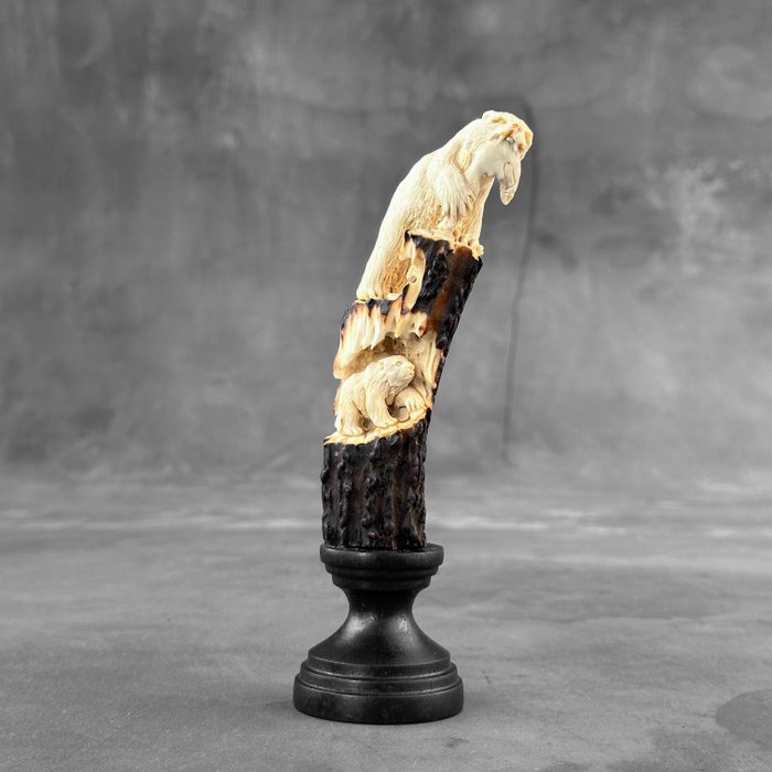Schnitzerei, NO RESERVE PRICE - A Bear Carving from a deer antler on a stand - 15 cm - Holz, Hirschgeweih - 2024