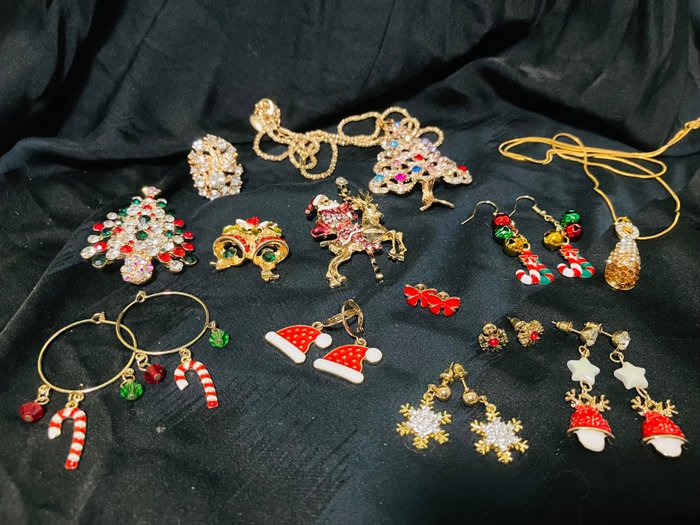 Colección temática - Colección de diversas joyas, broches, collares y pulseras navideñas.
