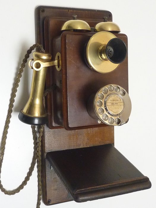 Teléfono analógico - Un teléfono retro de pared de madera, madera, campanas de cobre y receptor.